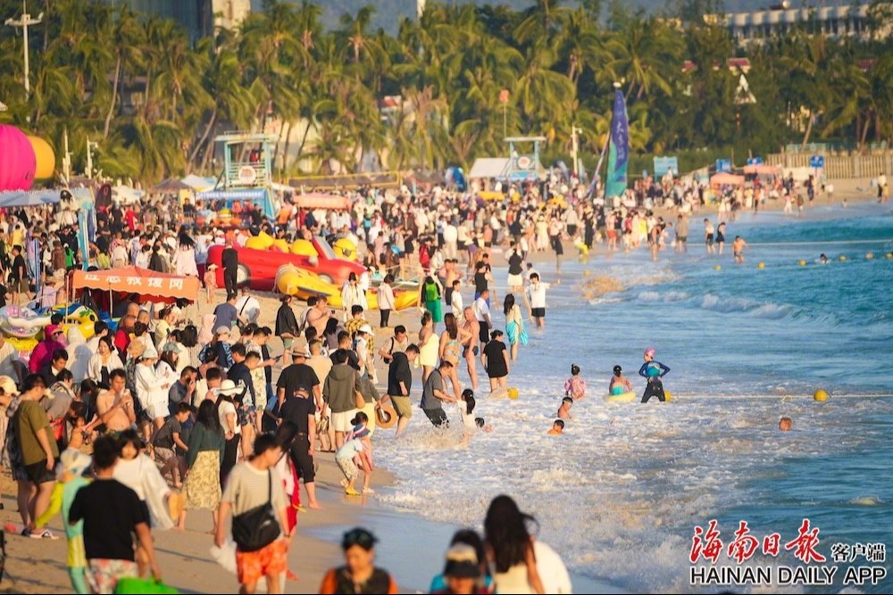 ​2026年1月3日，三亚市大东海旅游区，众多国内外游客前来游玩，享受冬日里的椰风海韵。海南日报全媒体记者王程龙 摄