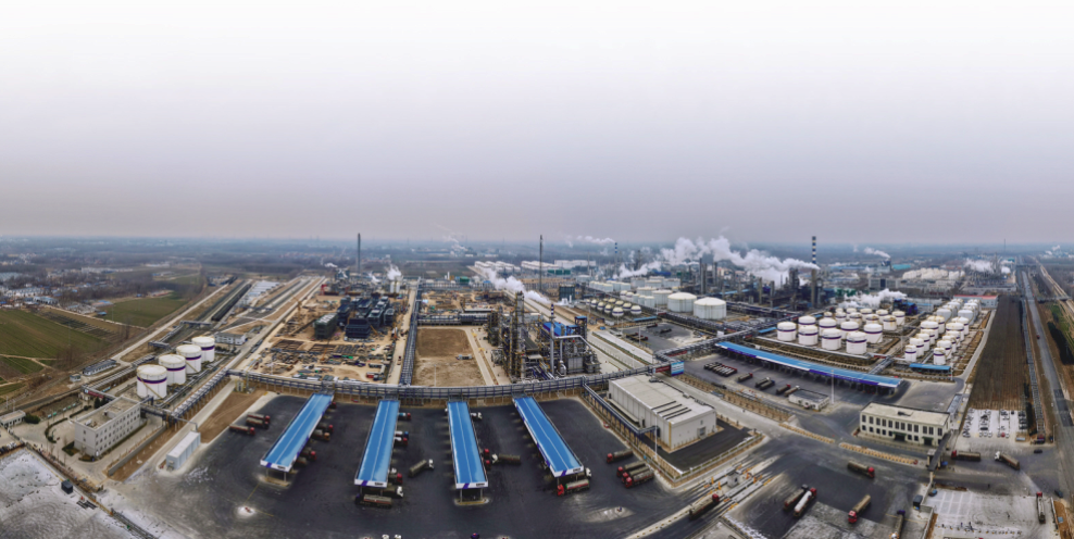 投资超百亿元的信德新材料产业园项目生产、建设忙。(1月19日航拍图) 河南日报记者 王延辉 摄