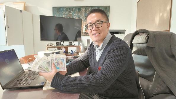 图说：在办公室，拾趣宝集创始人刘治国向记者展示在平台上交易的产品。