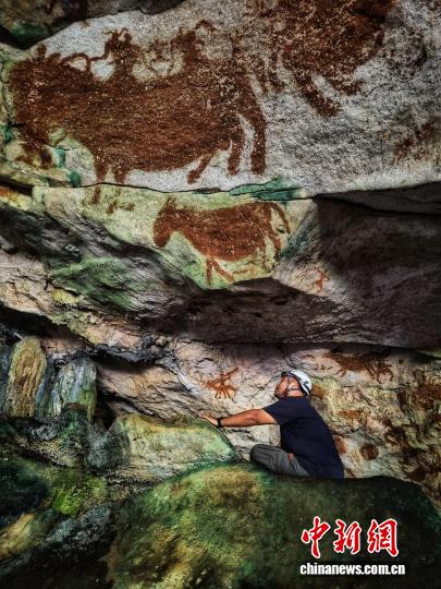 本項研究的研究人員在洞穴中工作(圖片來自MaximeAubert)。施普林格·自然 供圖