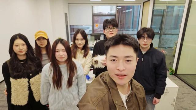 图说：陈子顺和创业伙伴们。临港集团供图