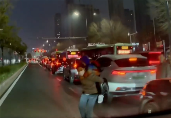 俩家长背小孩鬼探头式过马路 小鹏X9 AEB刹停！网友：值回车价