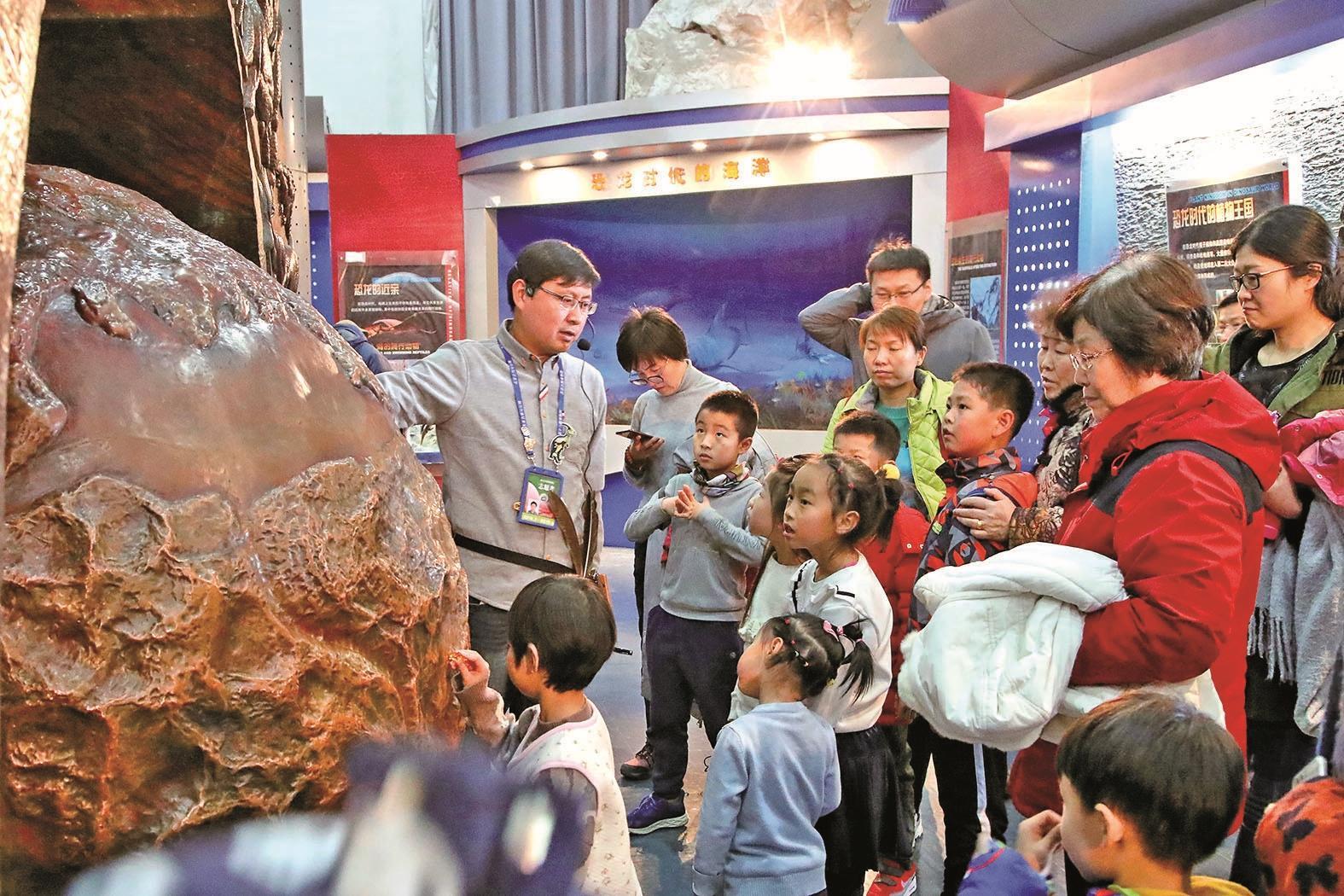 　　小朋友们在国家自然博物馆参加研学活动