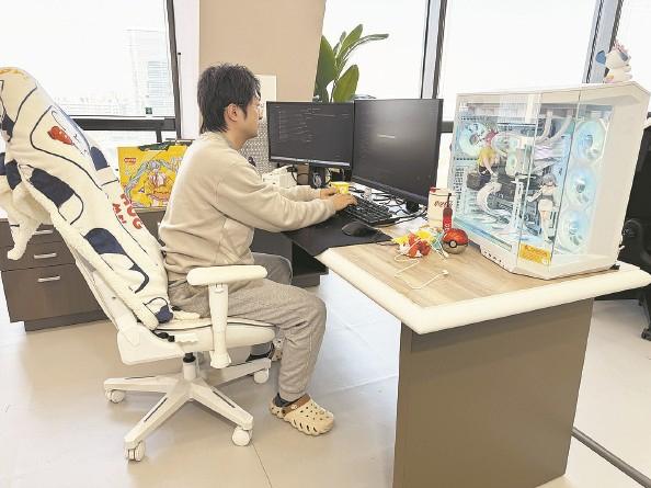 图说：冯霖在工作中。