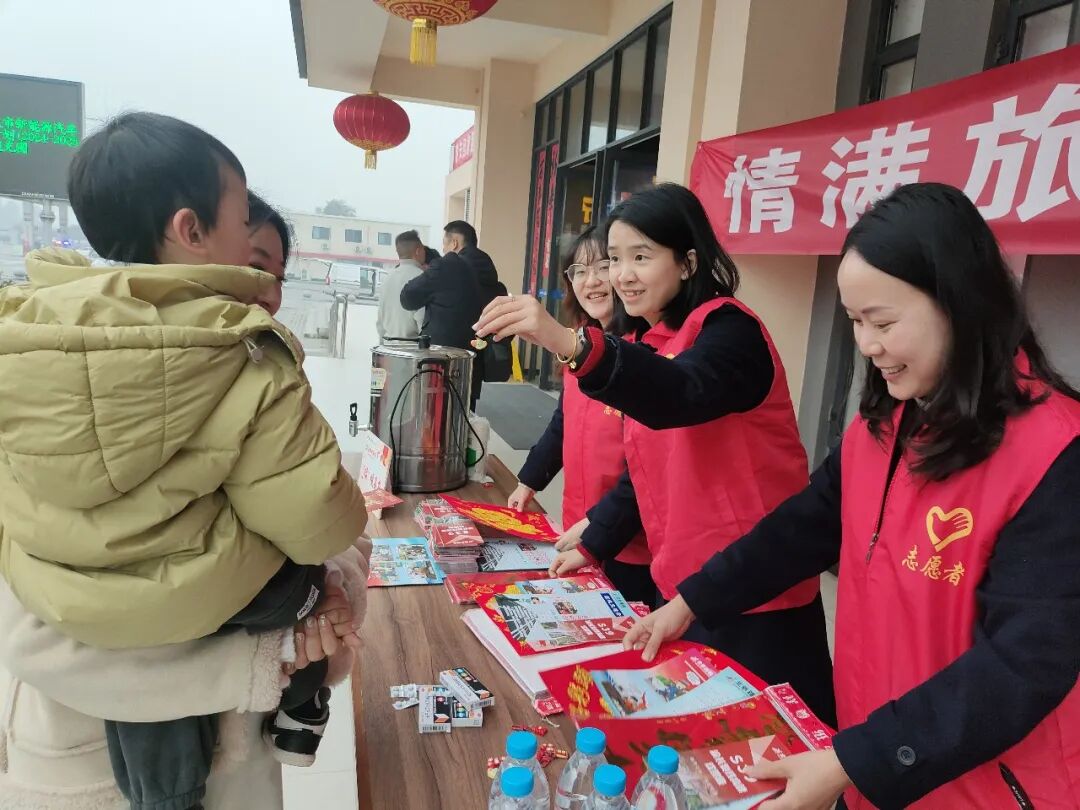 长寿服务区开展春运活动为乘客派发蛇年纪念物
