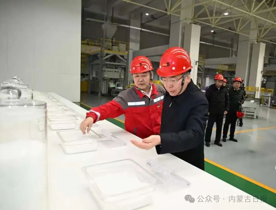 　　1月22日，在宝丰煤基新材料公司，包钢详细了解产品生产工艺和技术流程。草原云·内蒙古新闻网记者 韩卿立 摄