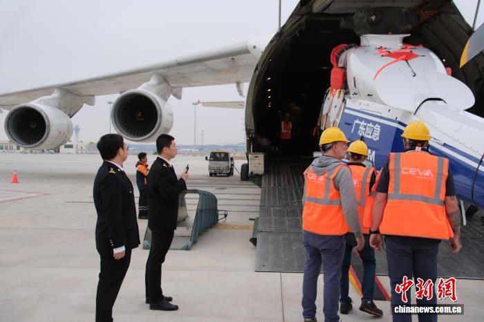 1月20日，广州海关关员在广州白云机场口岸对保税租赁进口直升机进行监管。唐希贤 摄