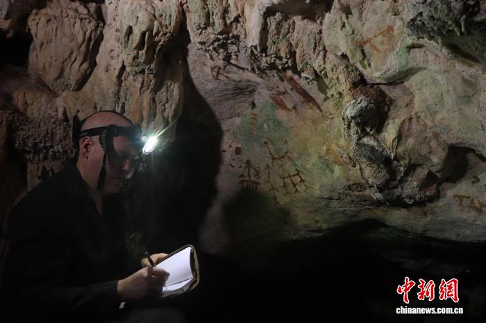 本項研究的研究人員在洞穴中工作(圖片來自AhdiAgusOktaviana)。施普林格·自然 供圖