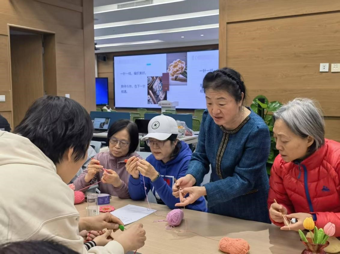 趙娟（右二）與同學們一起交流鉤織技巧。受訪者供圖