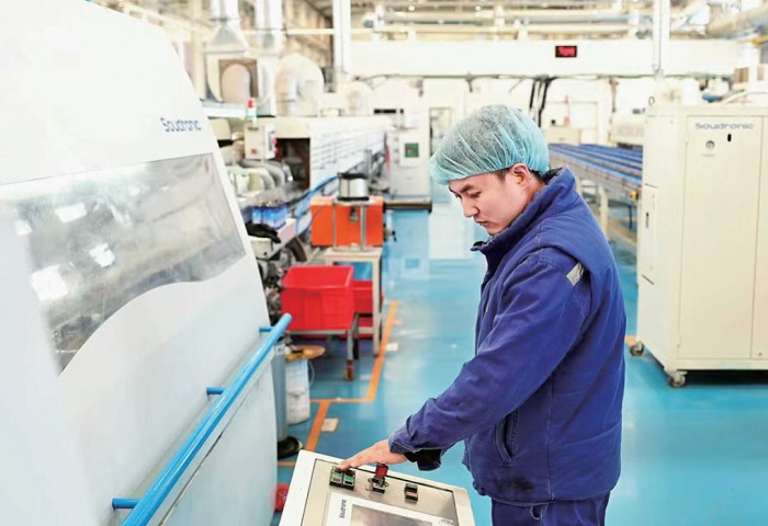 承德奥瑞金露露饮料罐生产车间。李国强 摄