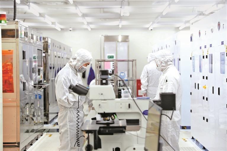 陕西光电子先导院洁净车间一角（一月十五日摄）。 记者 田若楠摄