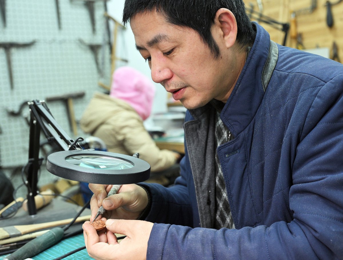 一刀一核一世界，宁波匠人指尖功夫让果核“生花”