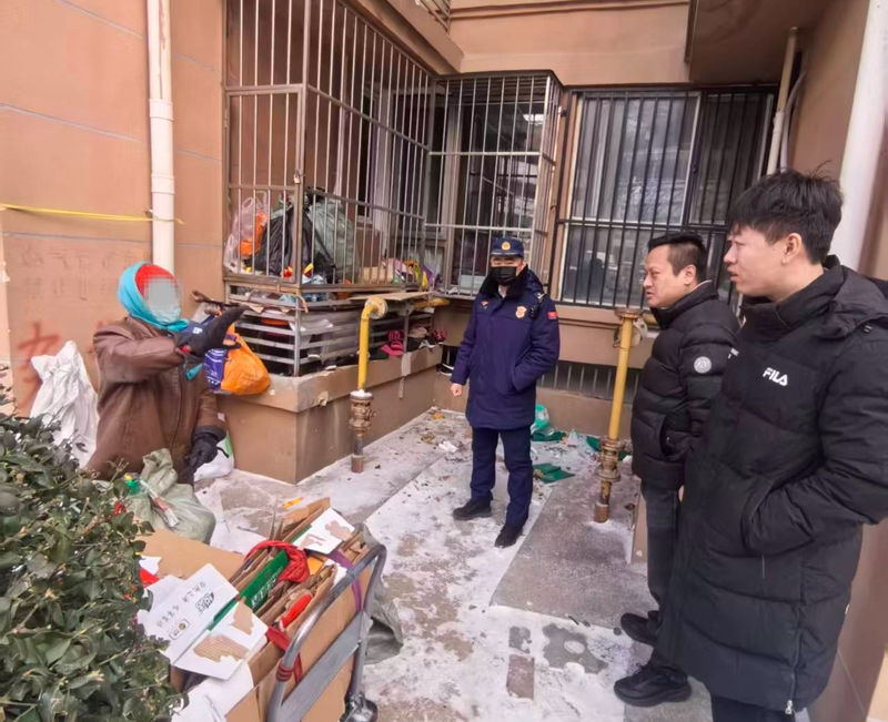 老人多年来一直有收集废纸箱、塑料瓶等废品的习惯。门头沟消防供图