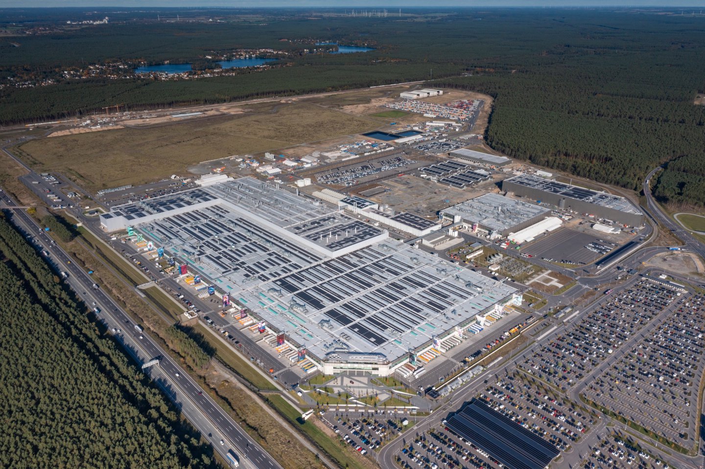 降幅 13.8%：报告称特斯拉德国工厂裁员力度超马斯克设定 10% 红线