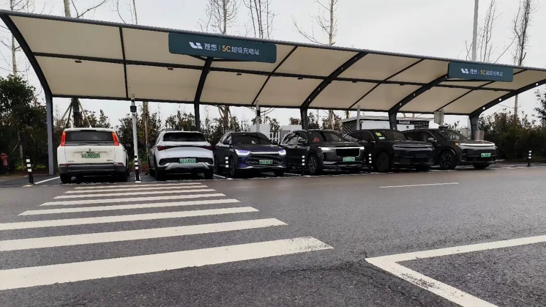 渝长复线高速长寿服务区理想汽车充电站