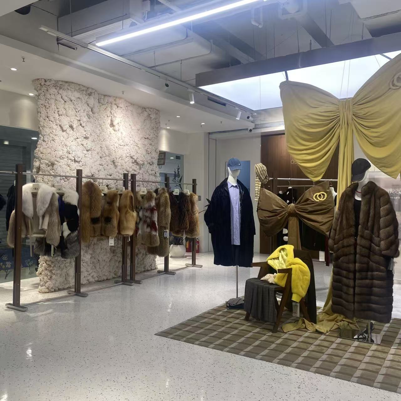 海宁皮革城内，皮草款式明显年轻化，财联社记者拍摄