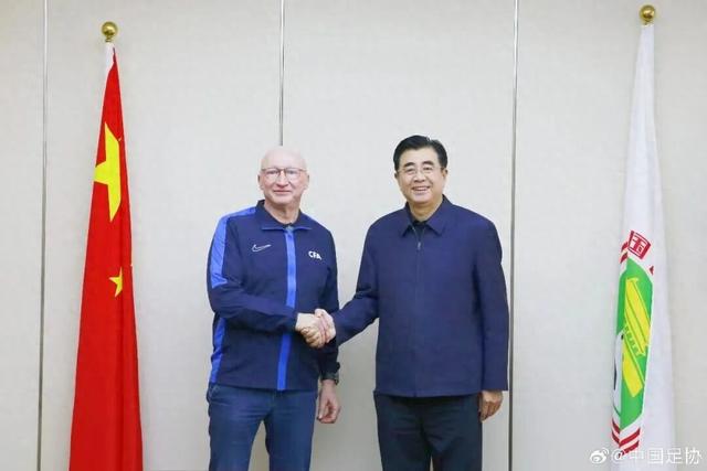 克瑞斯·范·普维尔德（左）。图源：@中国足协