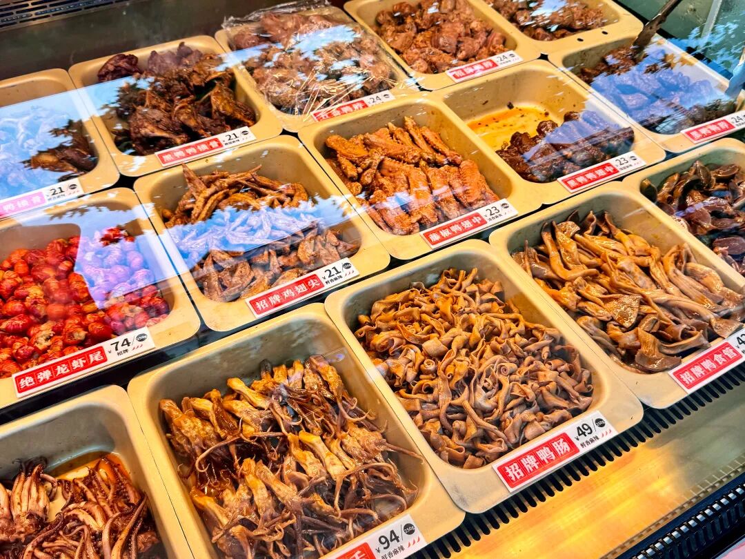 绝味鸭脖门店产品 （孙婉秋 摄）