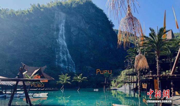 浙江安吉餘村瀑布咖啡。朱高祥 攝