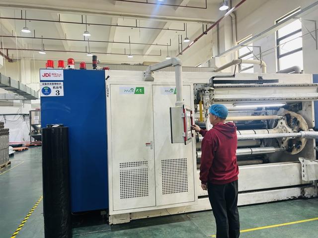大觉（浙江）新材料科技有限公司与京东工业共建专属产线生产PCR（循环再生）产品。（图片来源：束涵 摄）