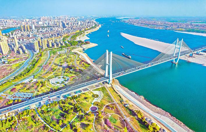 荆州依水而建，因水而兴，历史上曾饱受水患。如今，面貌焕然一新。（湖北日报全媒记者 刘曙松 摄）