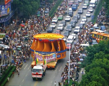 2003年8月8日，德阳市民围观三峡左岸电站首台转轮发运。东方电机有限公司供图