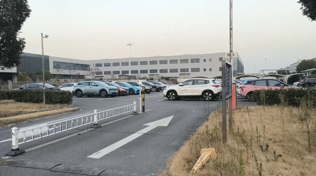 哪吒内部员工停车场