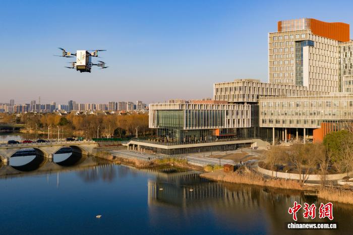 飛行汽車緩緩升空，飛越湖面。劉成賀 攝