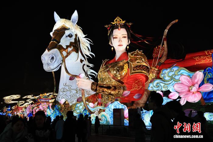 1月23日，第32屆自貢國際恐龍燈會在四川自貢開幕。圖為「木蘭傳奇」燈組。中新社記者 王磊 攝