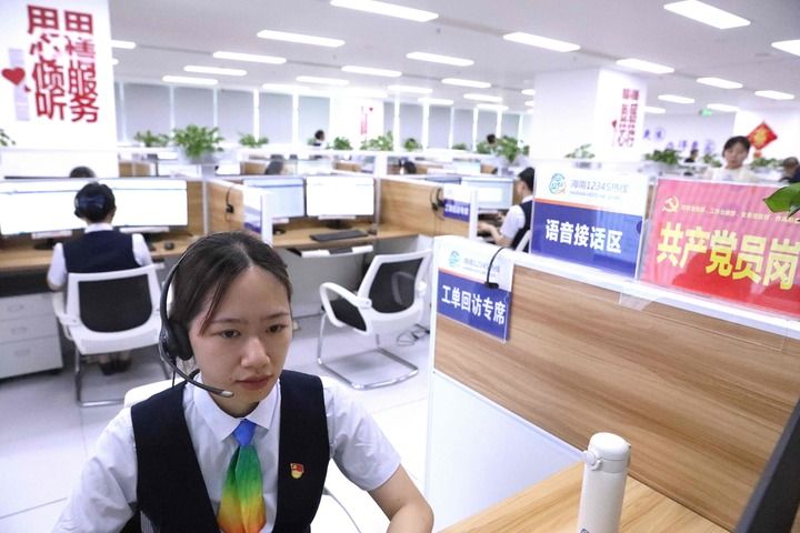 2025年9月23日，接線員在海南12345熱線中心話務廳接聽群眾來電。新華社記者 鄭悅 攝