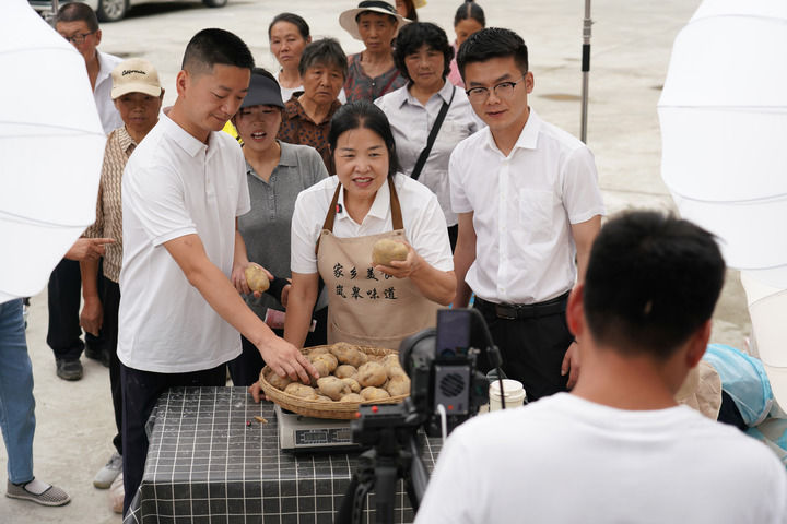 2025年6月24日，在陝西省安康市嵐皋縣孟石嶺鎮電商直播基地，村幹部與電商主播一起直播，幫助當地群眾銷售農特產品。新華社記者 邵瑞 攝