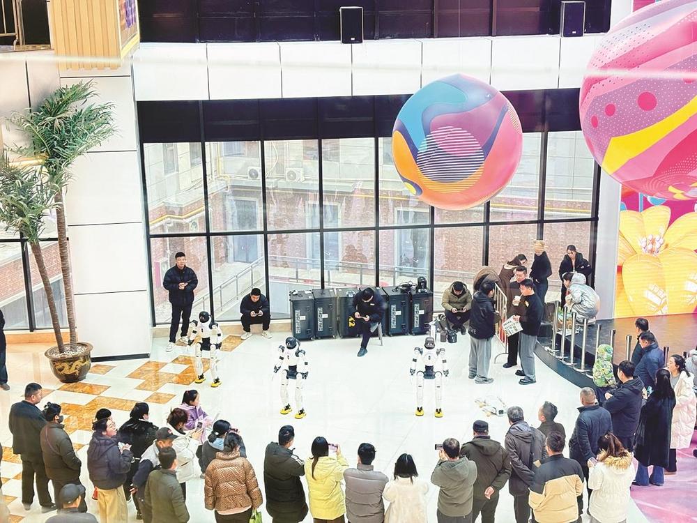 东悦荟City开业现场，人形机器人正在为观众表演。 本报记者 刘志颖 摄