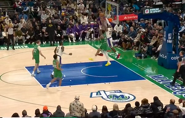 你41了啊！詹姆斯溜底线起飞欲双手空接骑扣！失败后自投自抢补进