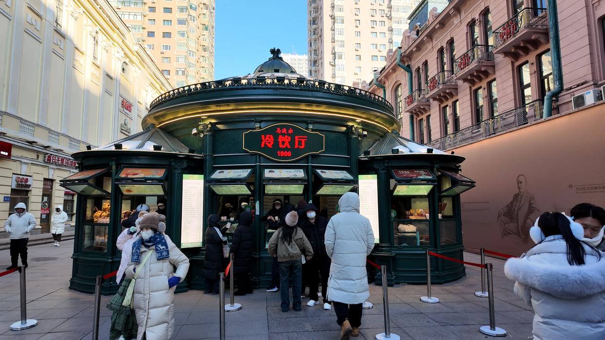 哈尔滨中央大街上的马迭尔冷饮厅。新华社记者 何山 摄