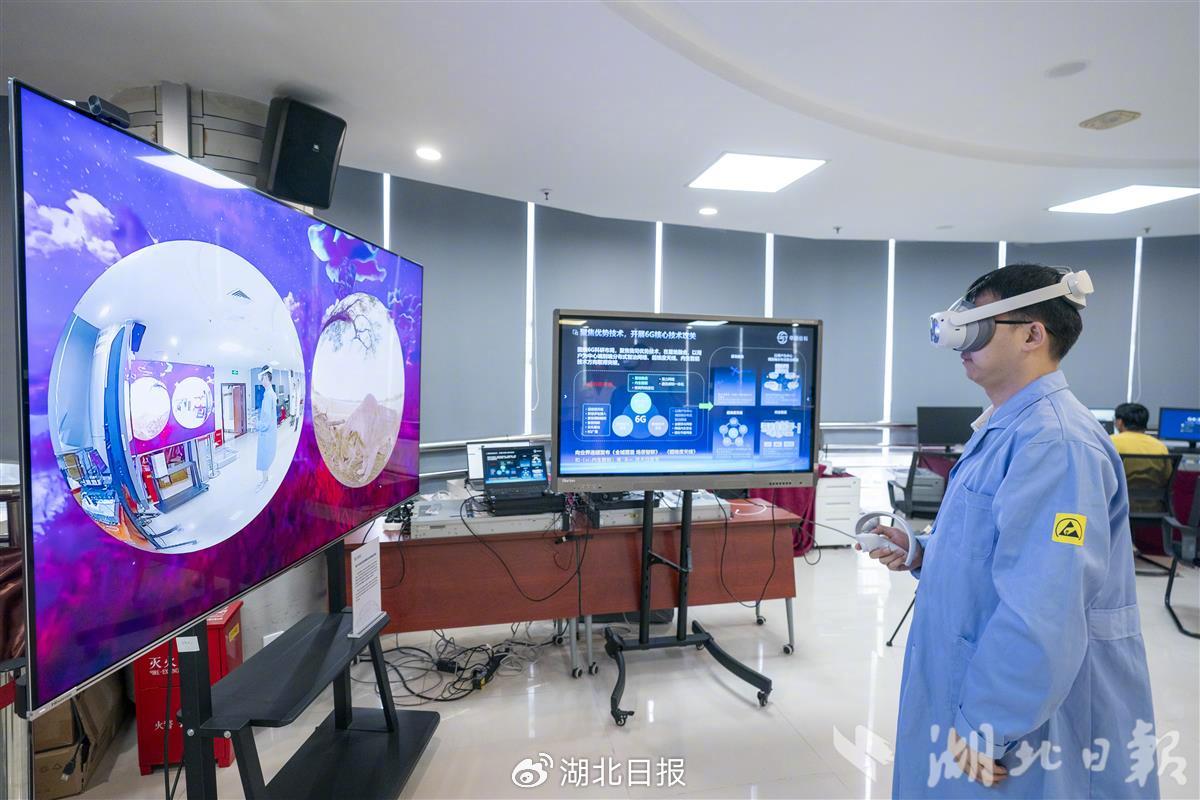 ​中信科移动研发的应用6G技术的全息眼镜。（湖北日报全媒记者 魏铼 摄）