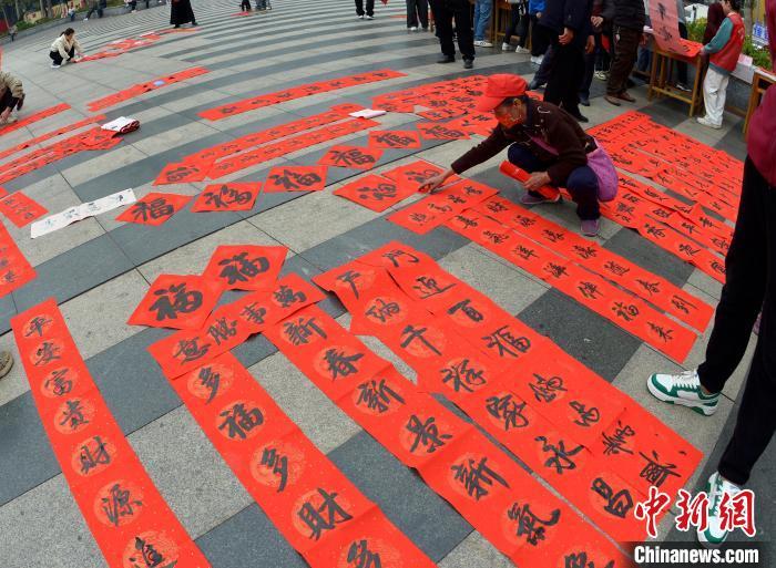 資料圖：圖為寫好的春聯、福字擺放在地上晾乾墨跡。滕忠 攝