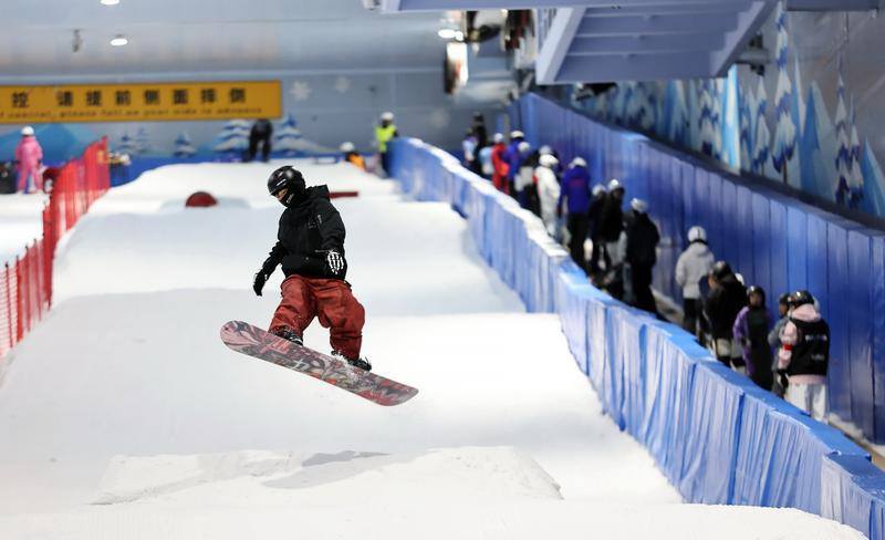 1月24日，市民在昆明熱雪奇蹟享受冰雪運動帶來的快樂。記者 陳飛 攝