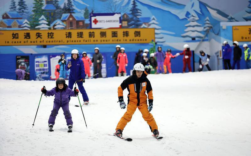 1月24日，市民在昆明熱雪奇蹟享受冰雪運動帶來的快樂。記者 陳飛 攝