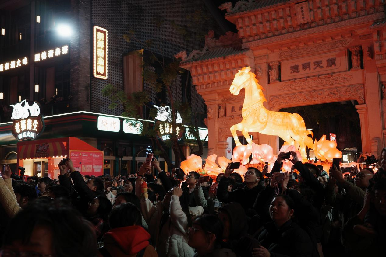 5米高“马上鸿运来” 《消费者报道》记者 摄