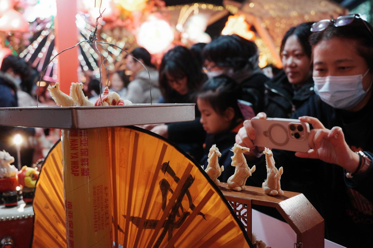 吸引众多游客拍照 《消费者报道》记者 摄