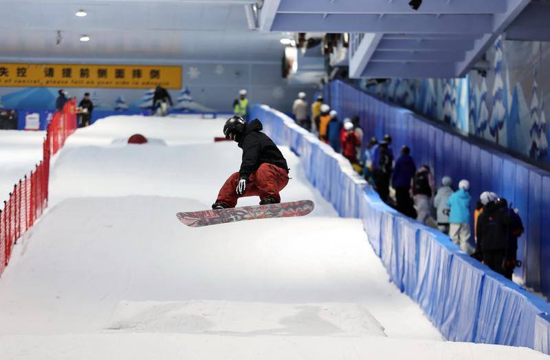 1月24日，市民在昆明熱雪奇蹟享受冰雪運動帶來的快樂。記者 陳飛 攝
