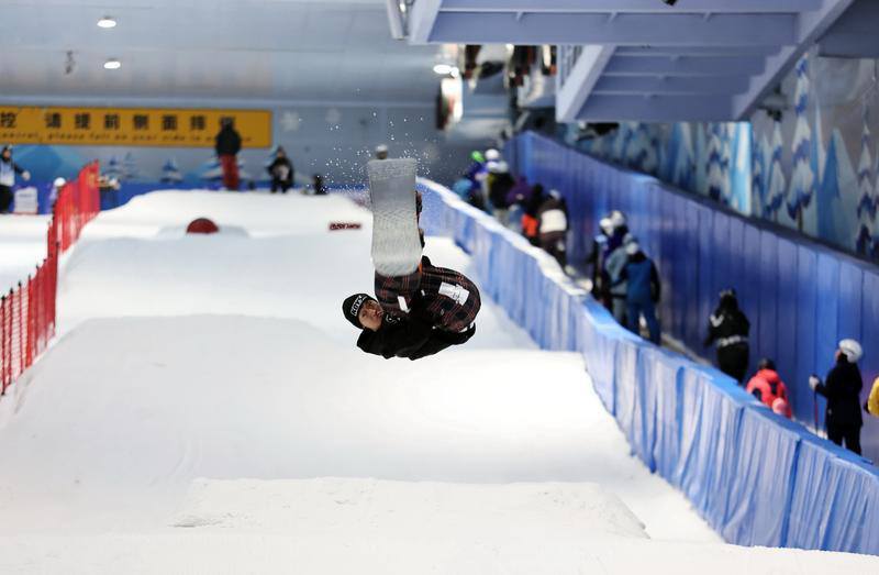 1月24日，市民在昆明熱雪奇蹟享受冰雪運動帶來的快樂。記者 陳飛 攝