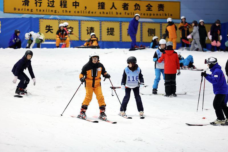 1月24日，市民在昆明熱雪奇蹟享受冰雪運動帶來的快樂。記者 陳飛 攝