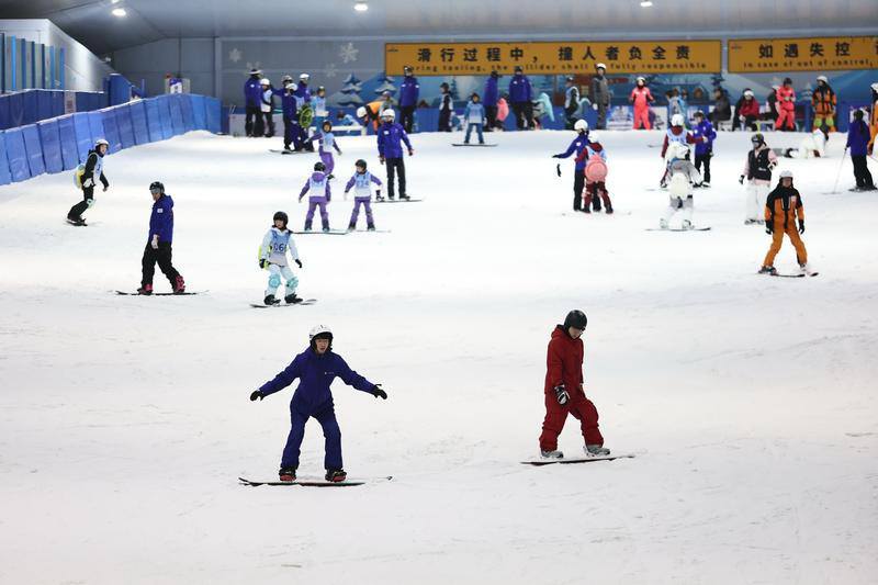 1月24日，市民在昆明熱雪奇蹟享受冰雪運動帶來的快樂。記者 陳飛 攝