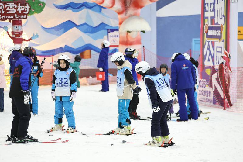 1月24日，市民在昆明熱雪奇蹟享受冰雪運動帶來的快樂。記者 陳飛 攝