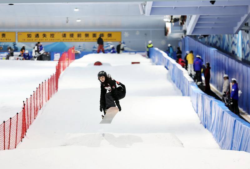1月24日，市民在昆明熱雪奇蹟享受冰雪運動帶來的快樂。記者 陳飛 攝