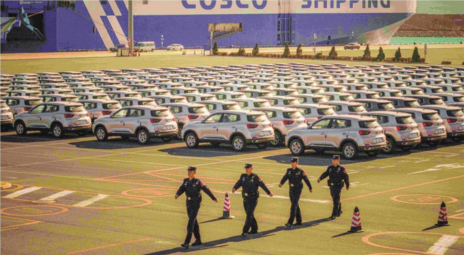 大连边检站移民管理警察24小时坚守国门一线，确保口岸通关顺畅。 大连边检站供图