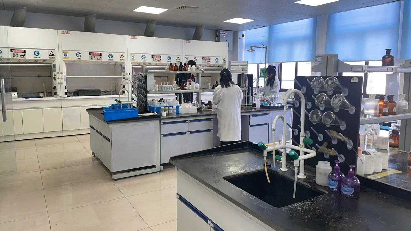 在眉山市新能源新材料融合创新中心，实验人员进行分析测试。（受访者供图）