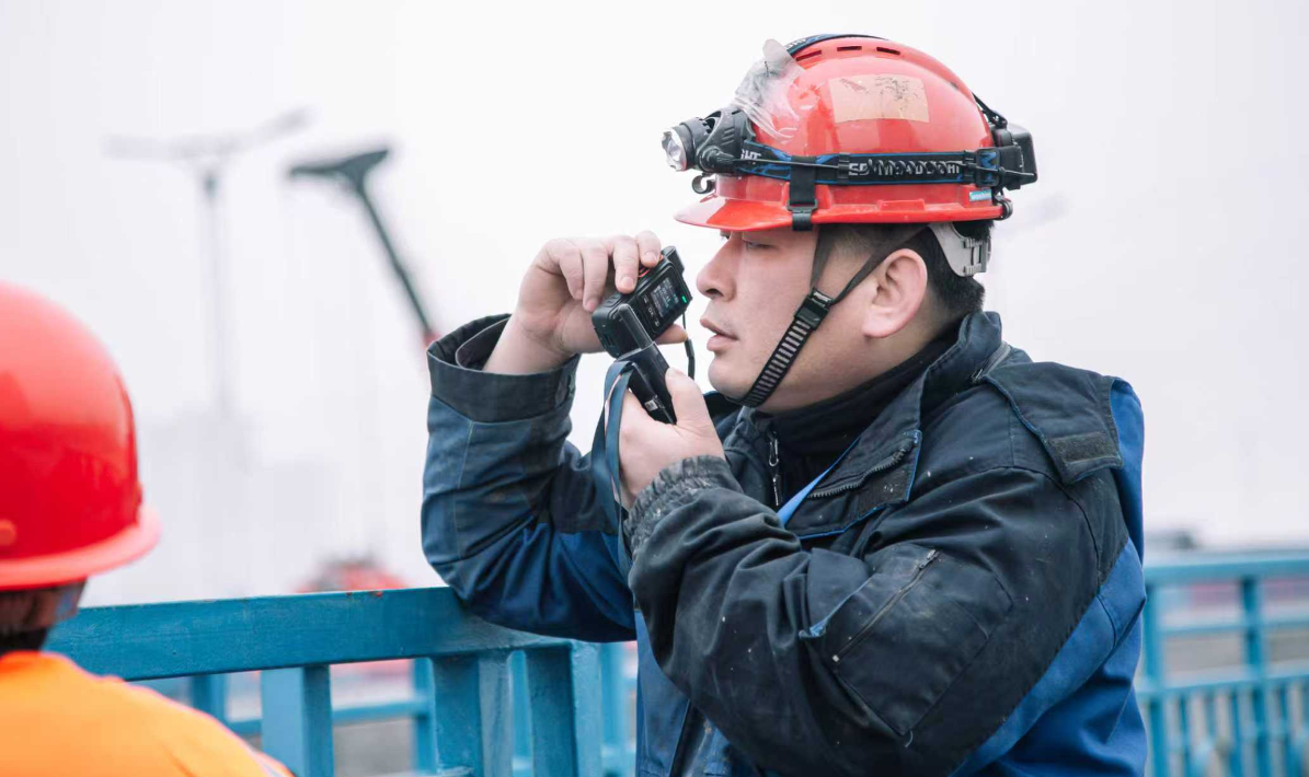 廖源联系指挥施工物资送闸底。