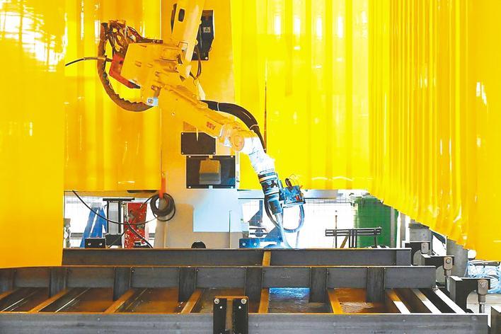 程力专汽的6轴机器人正在自动完成钻孔等工序。（曾都融媒体中心供图）